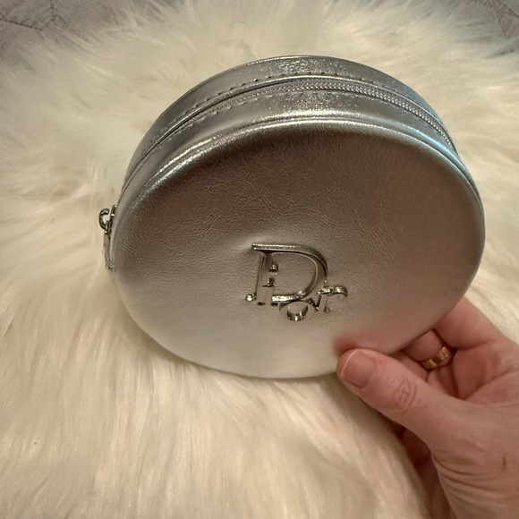 Brand new DIOR travel case comes with 3ml of Capture Totale Retishot - Picture 2 of 3